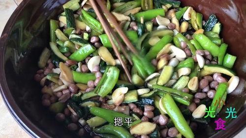 漂亮大妈吃超辣瓜,辣味与美味的极致碰撞