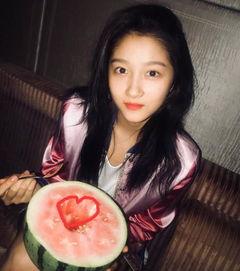 鹿晗关晓彤吃瓜碰见吃瓜,吃瓜群众成焦点