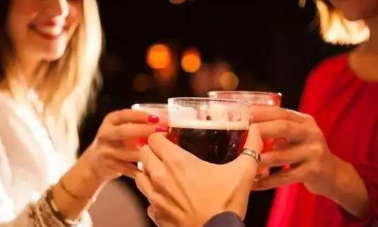 大人吃瓜喝酒视频